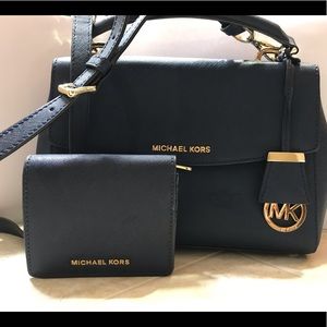 Michaels Kors purse and wallet set. Excellent cond